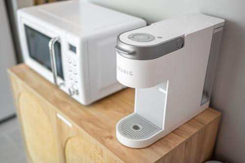 Retro Loft steps from Duke