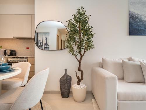 Luxurious 2BR Apt in Downtown Pool and Gym Access - image 4