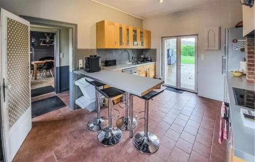 Konyha, Amazing Home In Stgermain-Des-Angles in Emalleville