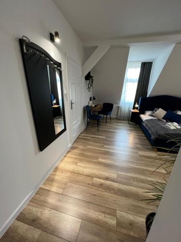 Superior King Suite image 9