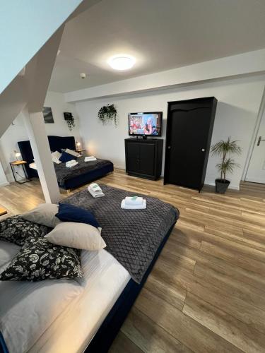 Superior King Suite image 8