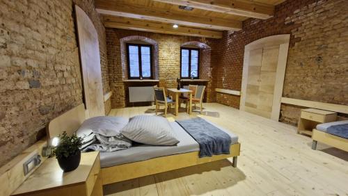 5 twin beds