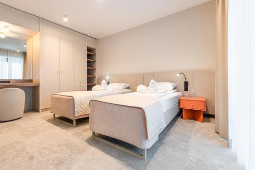 2 twin beds, 1 sofa bed