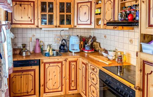 virtuve, Cozy Home In Rørvik With Wi-Fi in Rørvik (Trøndelag)