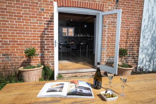 Enchanting Home Farm West, Hoxne, Suffolk