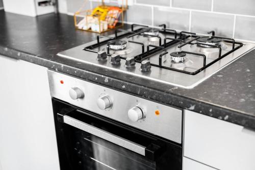 주방, Modern Apartment - Cradley Heath - Top Rated - Netflix - Wifi - 1MH in 올드버리