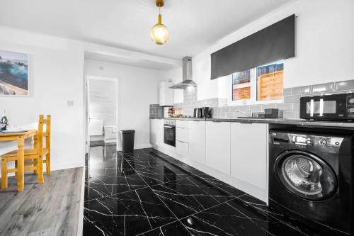 주방, Modern Apartment - Cradley Heath - Top Rated - Netflix - Wifi - 1MH in 올드버리