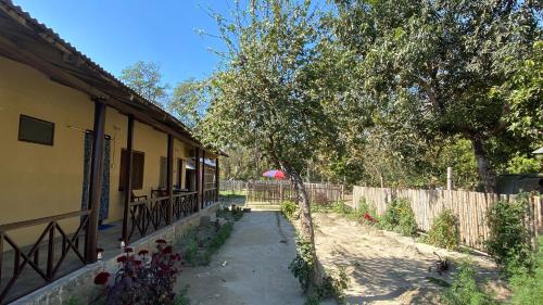 حديقة, Nanu's Bardiya Homestay in Thakudwara