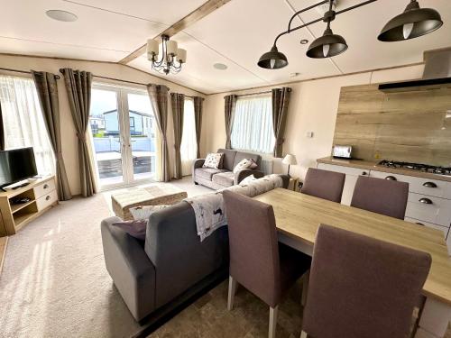 Paws Lodge, Hot Tub, Pet Friendly in South Cerney