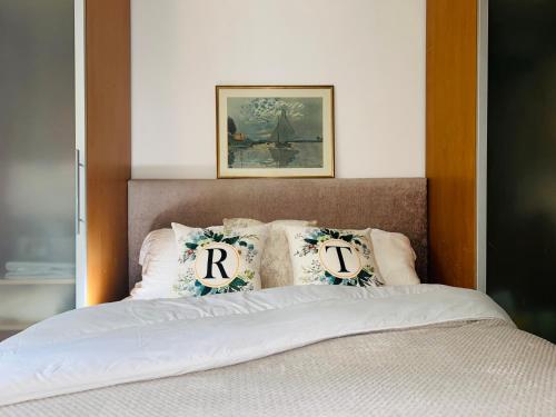 1 queen bed, 1 sofa bed