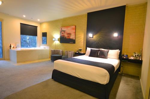 Madison Spa Motel - Adults Only Stop at Madison Spa Resort-Adults Only to discover the wonders of Moama. Offering a variety of facilities and services, the property provides all you need for a good nights sleep. Service-minded staf