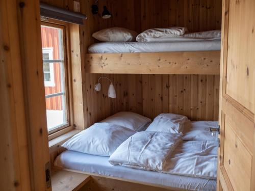 2 bedrooms, 5 beds