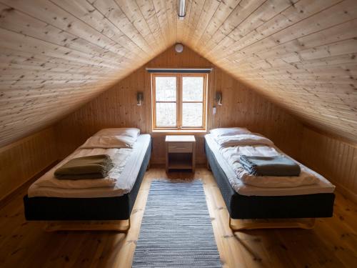 2 bedrooms, 5 beds