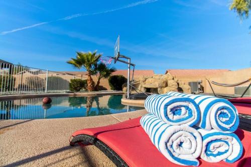 Luxurious Casa Grande Family Retreat: 5 Bedrooms, Heated Salt water Pool, Mini Golf, and More! Ideal for Groups and Making Lasting Memories.