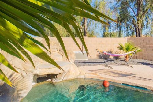 Luxurious Casa Grande Family Retreat: 5 Bedrooms, Heated Salt water Pool, Mini Golf, and More! Ideal for Groups and Making Lasting Memories.