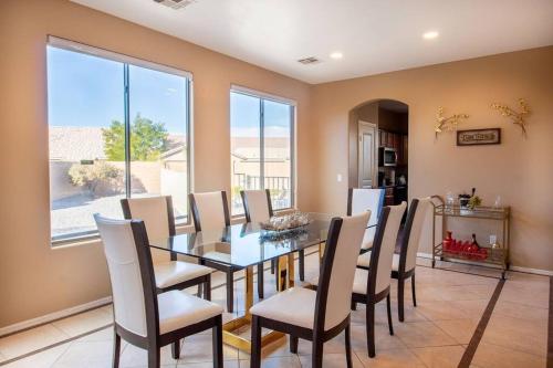 Luxurious Casa Grande Family Retreat: 5 Bedrooms, Heated Salt water Pool, Mini Golf, and More! Ideal for Groups and Making Lasting Memories.