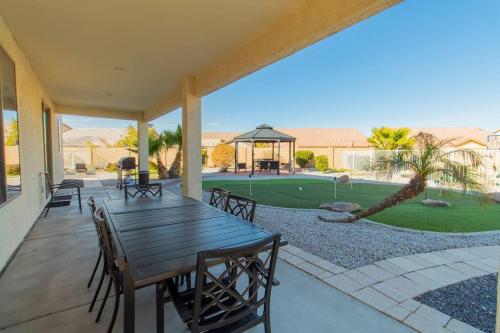 Luxurious Casa Grande Family Retreat: 5 Bedrooms, Heated Salt water Pool, Mini Golf, and More! Ideal for Groups and Making Lasting Memories.