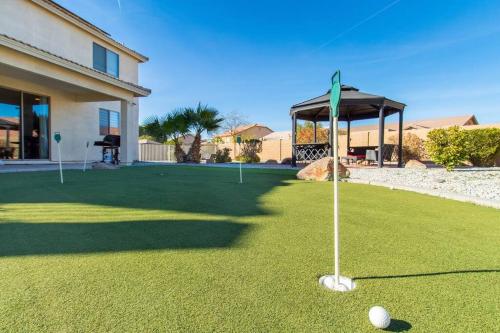 Luxurious Casa Grande Family Retreat: 5 Bedrooms, Heated Salt water Pool, Mini Golf, and More! Ideal for Groups and Making Lasting Memories.