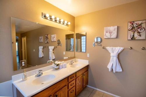 Luxurious Casa Grande Family Retreat: 5 Bedrooms, Heated Salt water Pool, Mini Golf, and More! Ideal for Groups and Making Lasting Memories.