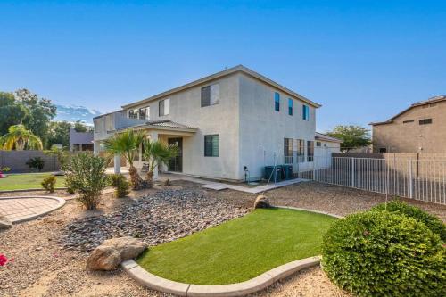 Luxurious Casa Grande Family Retreat: 5 Bedrooms, Heated Salt water Pool, Mini Golf, and More! Ideal for Groups and Making Lasting Memories.