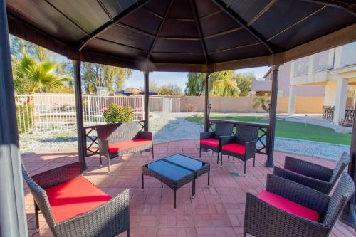 Luxurious Casa Grande Family Retreat: 5 Bedrooms, Heated Salt water Pool, Mini Golf, and More! Ideal for Groups and Making Lasting Memories.