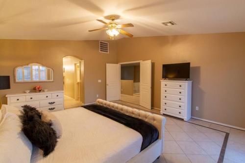 Luxurious Casa Grande Family Retreat: 5 Bedrooms, Heated Salt water Pool, Mini Golf, and More! Ideal for Groups and Making Lasting Memories.