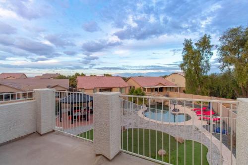Luxurious Casa Grande Family Retreat: 5 Bedrooms, Heated Salt water Pool, Mini Golf, and More! Ideal for Groups and Making Lasting Memories.
