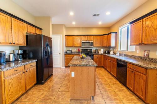 Luxurious Casa Grande Family Retreat: 5 Bedrooms, Heated Salt water Pool, Mini Golf, and More! Ideal for Groups and Making Lasting Memories.