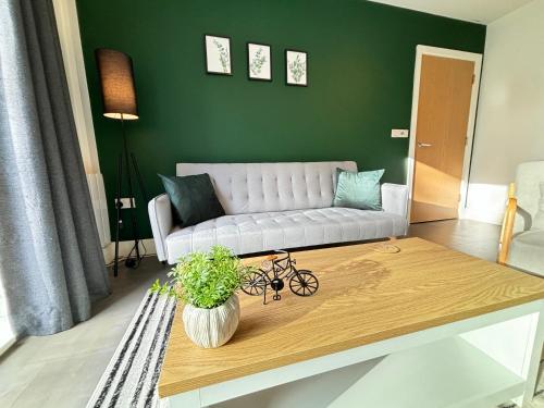 Luxury Canal-side Apartment, Hemel Hempstead, Free parking, Perfect for Contractors - Hemel Hempstead