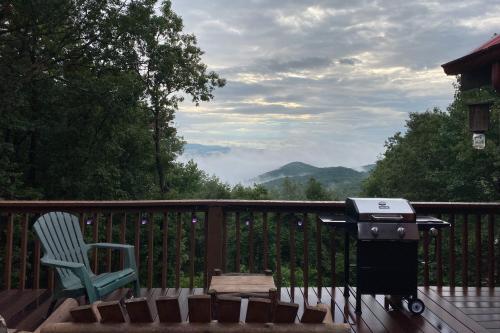 Cozy Cabin with Blue Ridge Mountain Views and Hot Tub