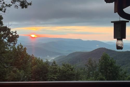 Cozy Cabin with Blue Ridge Mountain Views and Hot Tub