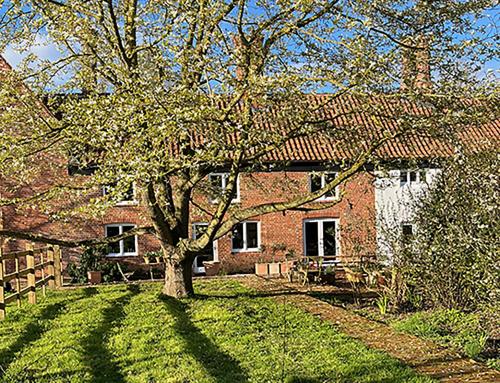 Enchanting Home Farm West, Hoxne, Suffolk