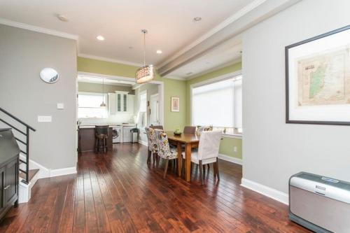 Huge 4 Bdrm - Roof Deck - Parking - Soak Tub! in Philadelphia, USA