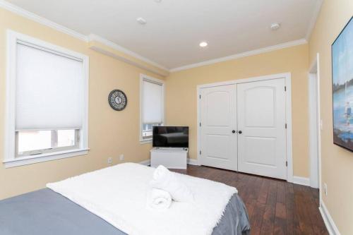 Huge 4 Bdrm - Roof Deck - Parking - Soak Tub! in Philadelphia, USA