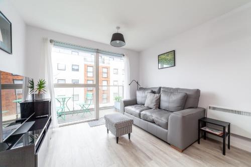 Modern Brentford Flat Overlooking the Thames