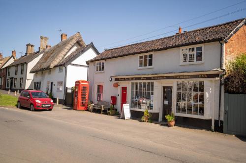 Enchanting Home Farm West, Hoxne, Suffolk