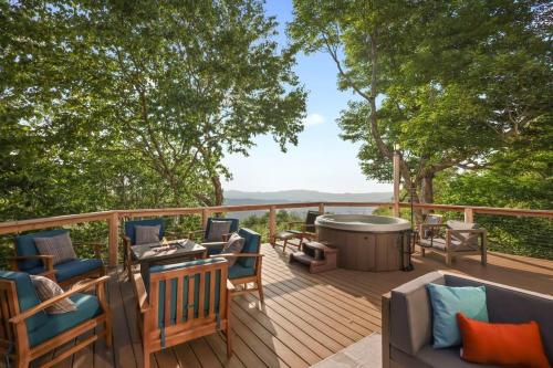 VIEWS 3 Decks Hot Tub Movie Room ~Game Room in Banner Elk, USA