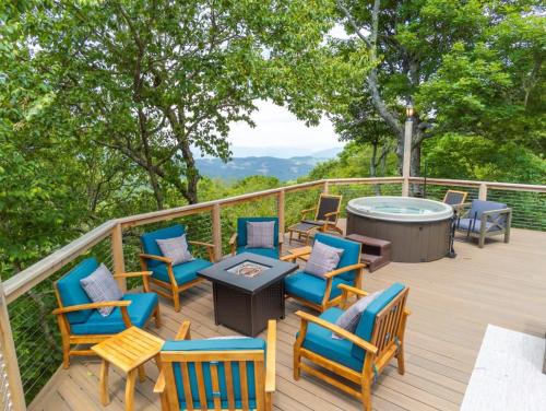 VIEWS 3 Decks Hot Tub Movie Room ~Game Room in Banner Elk, USA
