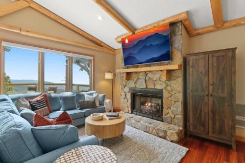 VIEWS 3 Decks Hot Tub Movie Room ~Game Room in Banner Elk, USA