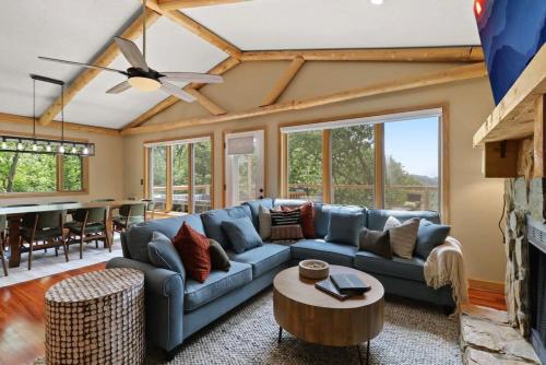 VIEWS 3 Decks Hot Tub Movie Room ~Game Room in Banner Elk, USA