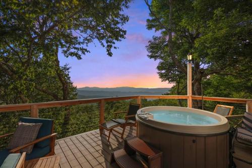 VIEWS 3 Decks Hot Tub Movie Room ~Game Room in Banner Elk, USA