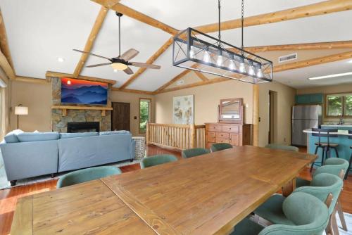 VIEWS 3 Decks Hot Tub Movie Room ~Game Room in Banner Elk, USA