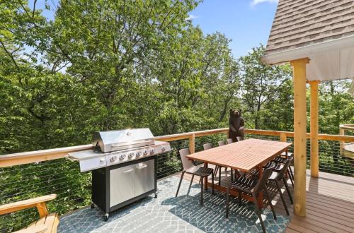 VIEWS 3 Decks Hot Tub Movie Room ~Game Room in Banner Elk, USA
