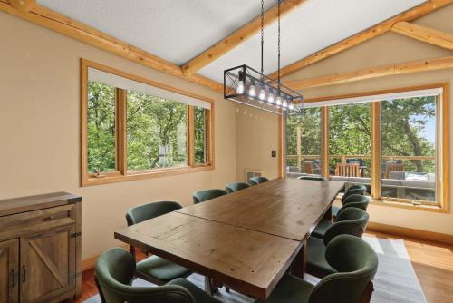VIEWS 3 Decks Hot Tub Movie Room ~Game Room in Banner Elk, USA
