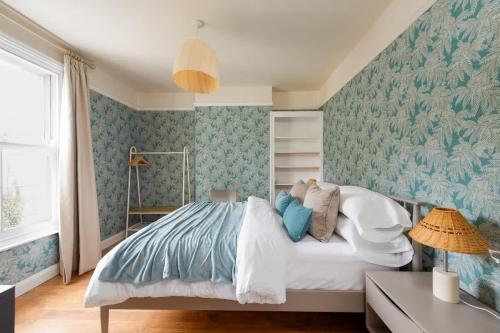 Peaceful Oasis 3 Beds House with Garden and Parking in Arbury