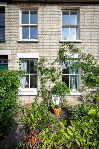 Peaceful Oasis 3 Beds House with Garden and Parking in Arbury