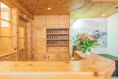 Фойє, Hotel Corvatsch - Web Check-in in Санкт-Моріц