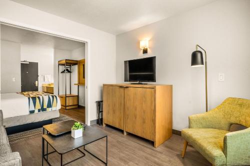 Oxford Suites Redding - image 7
