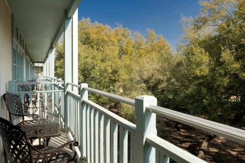 King Room with Balcony image 2