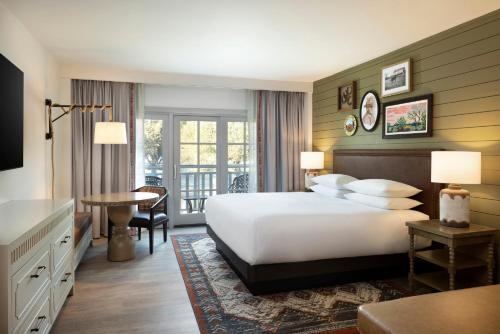 King Room with Balcony image 1